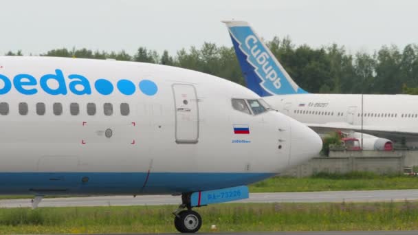Novosibirsk Russian Federation July 2022 Side View Airplane Pobeda Taxiing — Vídeo de Stock