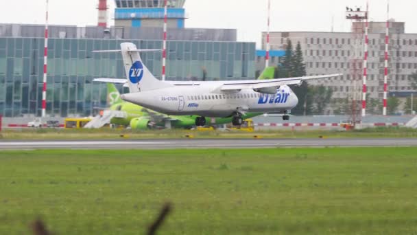 Novosibirsk Russian Federation July 2022 Turboprop Passenger Plane Atr 67686 — Stockvideo