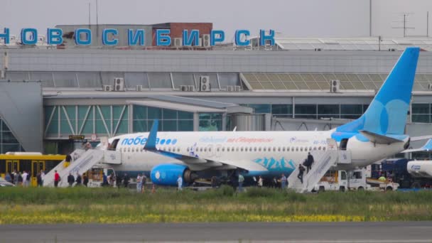 Novosibirsk Russian Federation July 2022 People Get Plane Pobeda Airlines — Stockvideo