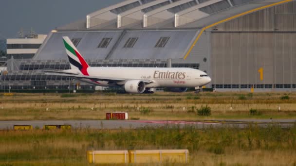 Frankfurt Main Germany Июля 2017 Года Boeing 777 Emirates Taxiing — стоковое видео