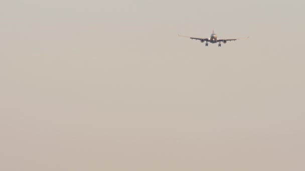 Jet Plane Approaching Landing Sunset Front View Tourism Travel Concept — Vídeo de stock