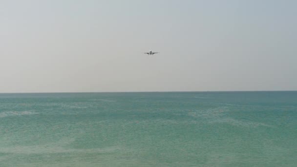 着陸のための商業飛行機に近づいて フロントビューの長いショット 海の上の航空会社 パノラマビュー — ストック動画