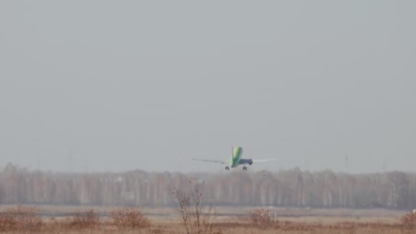 Jet Passenger Plane Takeoff Climb Rear View Departing Plane Airfield — Vídeo de Stock