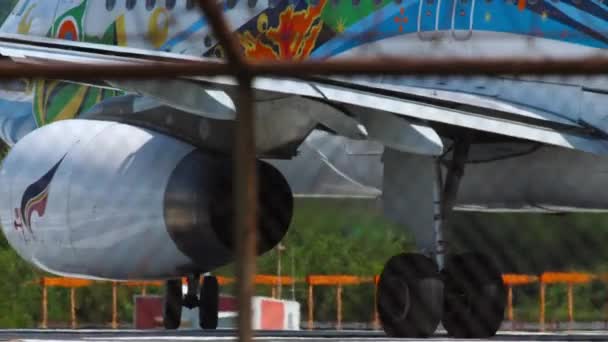 Phuket Thailand 2018年11月30日 曼谷航空的客机在跑道上 通过机场围栏关闭 Phuket机场的亚洲商业飞机 — 图库视频影像