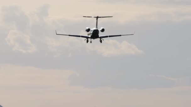 認識できない飛行機の着陸の映像 リアビュー 航空会社到着 飛行場の眺め 観光と旅行のコンセプト — ストック動画