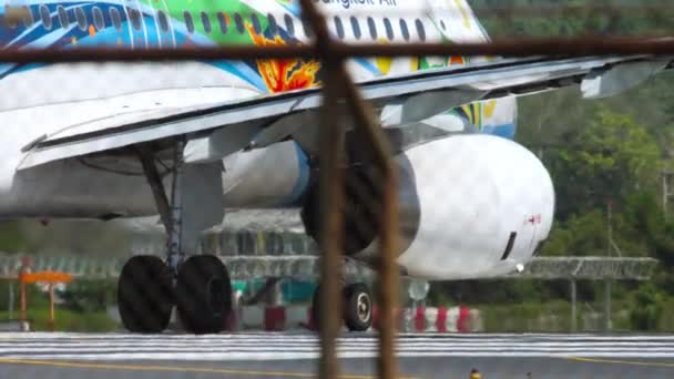Phuket Thailand 2018年11月30日 曼谷航空A320空中客车在跑道上 通过机场围栏关闭 Phuket机场的亚洲客机 — 图库视频影像