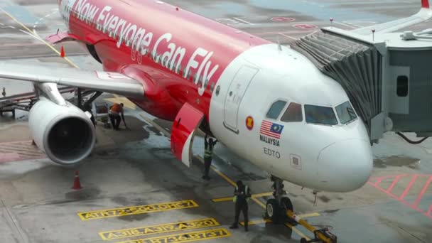 Changi Singapore November 2018 Airport Staff Servicing Airasia Plane Takeoff — Video Stock