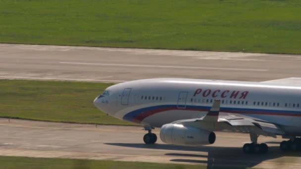 ロシア 2022年7月30日 ソチ空港発の旅客機イリュシンIl 滑走路の航空会社 中程度のショット 観光と旅行のコンセプト — ストック動画