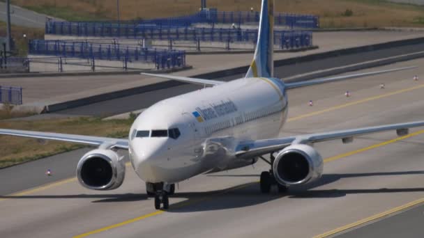Frankfurt Main Germany July 2017 Ukraine International Airlines Taxiing Terminal — Stockvideo