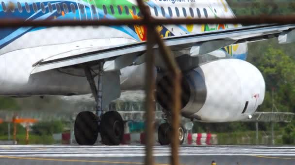 Phuket Thailand 2018年11月30日 曼谷航空A320空中客车在跑道上 特写镜头 飞机引擎开动 准备起飞 Phuket机场的亚洲飞机 — 图库视频影像