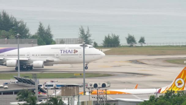 Phuket Thailand November 2017 Boeing 747 Thai Airways Taxiing Runway — Stockvideo