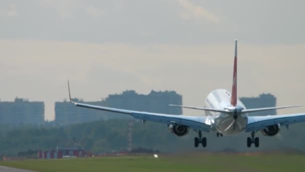 Passenger Jet Plane Landing Rear View Airliner Arriving Airfield View — Stockvideo