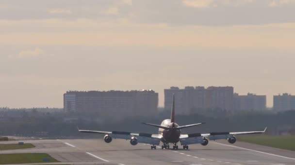 Cinematic Footage Huge Jet Plane Braking Landing Rear View Airplane — kuvapankkivideo