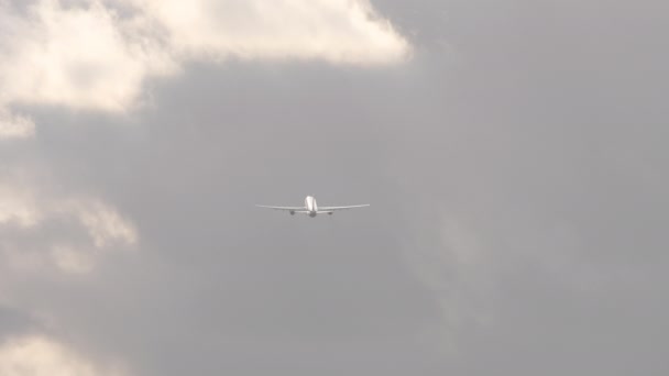 長い飛行機の離陸と曇りの空に登るのショット 観光航空の概念 — ストック動画