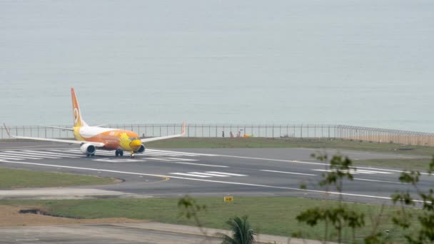 タイのプーケット島 2017年11月28日 商業用ジェット機ボーイング737は 滑走路上にあり プーケット空港で離陸する準備ができています 観光と旅行のコンセプト — ストック動画