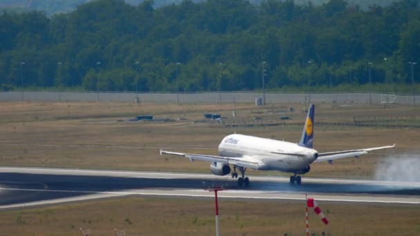 Frankfurt Main Germany July 2017 Commercial Plane Lufthansa Braking Landing — Stockvideo