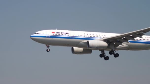 法兰克福 2017年7月19日 中国国际航空公司在法兰克福机场降落的侧视图 一架飞机到达的电影镜头 旅游和旅行概念 — 图库视频影像