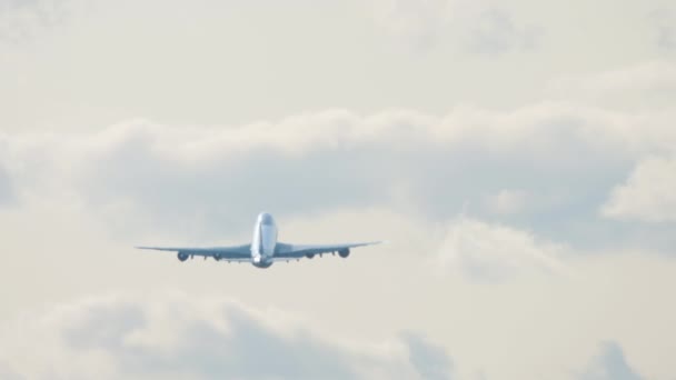 Tubuh Lebar Pesawat Dikenali Terbang Pergi Tembakan Panjang Double Deck — Stok Video