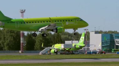NOVOSIBIRSK, RUSSIAN FEDERATION - JUNY 12, 2022: Embraer E170 of S7 Airlines descending before landing at Tolmachevo airport, side view. Tourism and travel concept