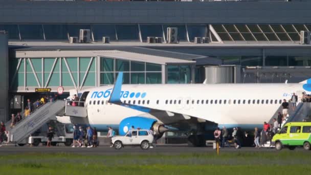Novosibirsk Russian Federation Juny 2022 People Get Plane Boeing 737 — Video Stock