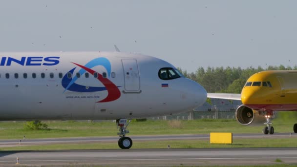 ロシア連邦のノヴォシビルスク 2022年6月12日 トルマチェヴォ空港で離陸する前に開始時のウラル航空のエアバスA321 航空会社は離陸速度を設定します Aviastar Tuの課税が続く — ストック動画