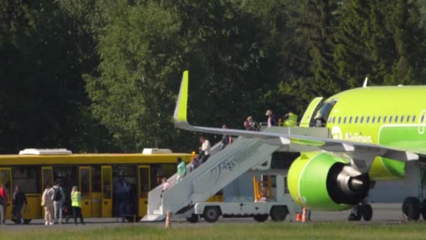 Novosibirsk Russian Fedation 2022年6月12日 人们乘坐S7航空公司的飞机在托尔马切沃机场降落 旅游和旅行概念 — 图库视频影像