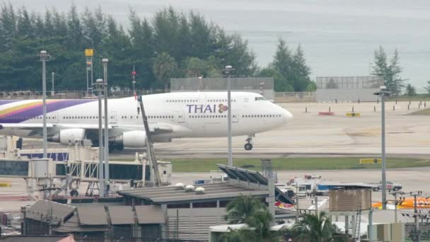 Phuket Thailand November 2017 Boeing 747 Thai Airways Taxiing Runway — Stockvideo