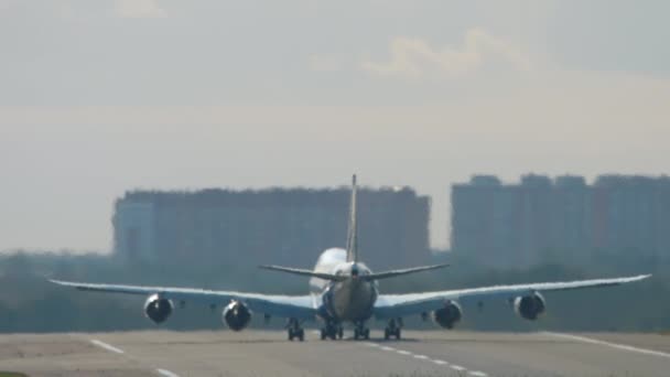 Widebody Aircraft Speed Take Rear View Haze Airport Runway — Vídeo de stock