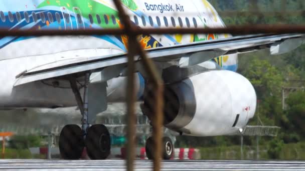 2018年11月30日 タイのプーケット空港の滑走路にあるバンコク航空のエアバスA320 観光と旅行のコンセプト — ストック動画