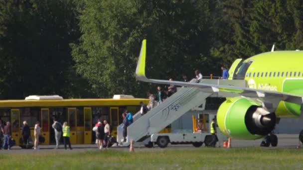 ロシア連邦ノヴォシビルスク発 2022年6月12日 はしごを使って飛行機から降りる トルマチェヴォ空港に到着した飛行機S7航空便 観光と旅行のコンセプト — ストック動画