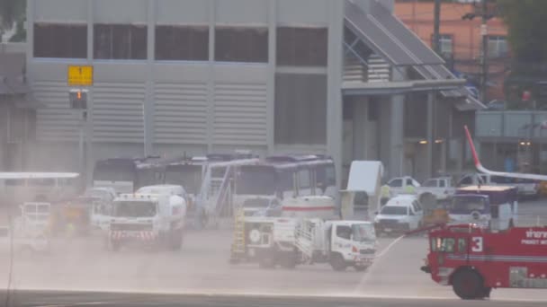 プーケット 2016年11月26日 プーケット空港での暑い日に消防車に乗ってタクシーに水をやる — ストック動画