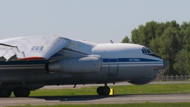 ロシア連邦のノヴォシビルスク 2022年6月12日 ロシアの重軍用輸送機Il 76Mdがトルマチェヴォ空港で課税 76ソ連機 — ストック動画