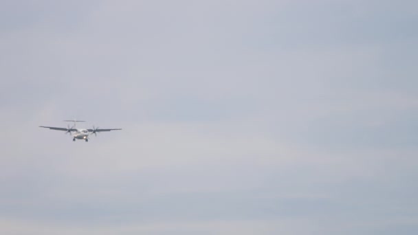 一架涡轮螺旋桨客机的长镜头接近 然后降落在托勒曼切沃机场 旅游和旅行概念 — 图库视频影像