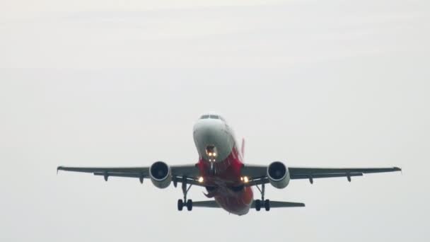 Phuket Thailand November 2017 Passenger Plane Airasia Flies Overhead Closes — Stok video