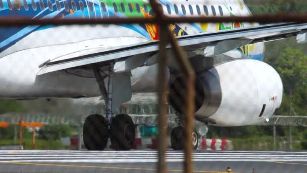 Phuket Thailand 2018年11月30日 曼谷航空的亚洲客机A320在普吉机场跑道上 旅游和旅行概念 — 图库视频影像