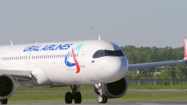 Novosibirsk Federația Rusă Iunie 2022 Airbus A321 Ural Airlines Taxând — Videoclip de stoc