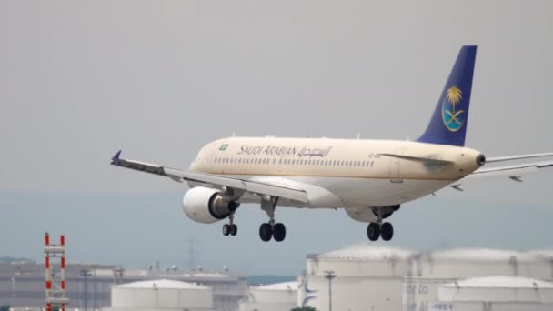 フランクフルト2017年7月20日ドイツ マイン発 フランクフルト空港に着陸しようとしているサウジアラビアの旅客機 エアバスA320便 観光と旅行のコンセプト — ストック動画
