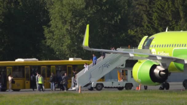 Novosibirsk Russian Federation June 2022 Passengers Leaving Airlines Plane Tolmachevo — Stok video