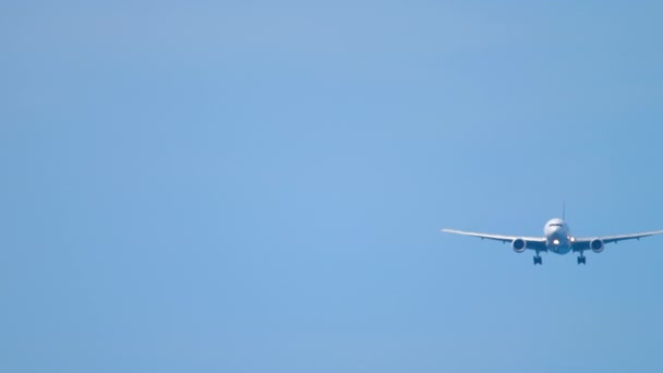 Реактивный Пассажирский Самолет Приближается Голубом Небе Самолёт Спускается Посадке Неузнаваемый — стоковое видео