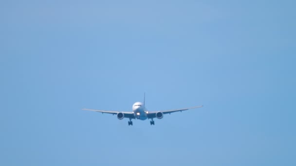 蓝色天空中的喷气式客机 飞机降落准备降落 无法辨认的飞机飞来了旅游和旅行概念 — 图库视频影像