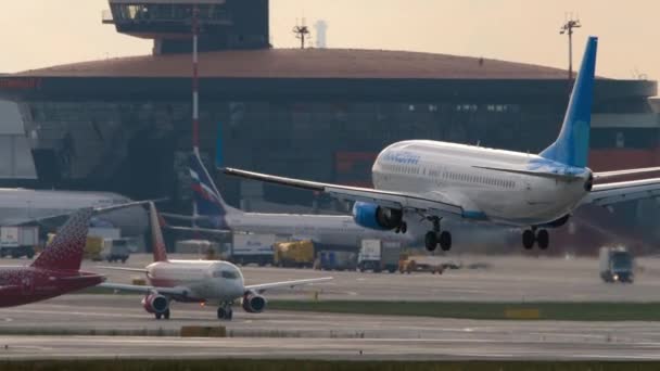 莫斯科 俄罗斯联邦 2021年7月30日 波贝达航空公司波音737在Sheremetyevo机场降落 触地和刹车 抬起侧翼 旅游和旅行概念 — 图库视频影像