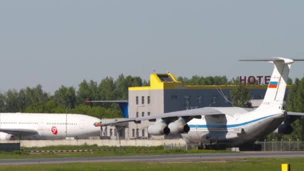 ロシア連邦のノヴォシビルスク 2022年6月12日 トルマチェヴォ空港に着陸後の輸送機Il76Mdの課税 Il76ソ連重軍用輸送機 — ストック動画