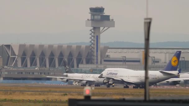2017年7月20日 ボーイング747ルフトハンザドイツ航空がフランクフルト空港での降車前にスピードアップ ワイドボディ飛行機出発 — ストック動画