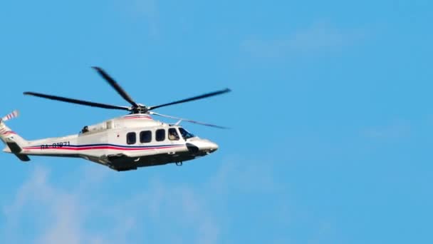 Sochi Russia August 2022 Russian Helicopter Flies Blue Sky Sochi — Vídeos de Stock