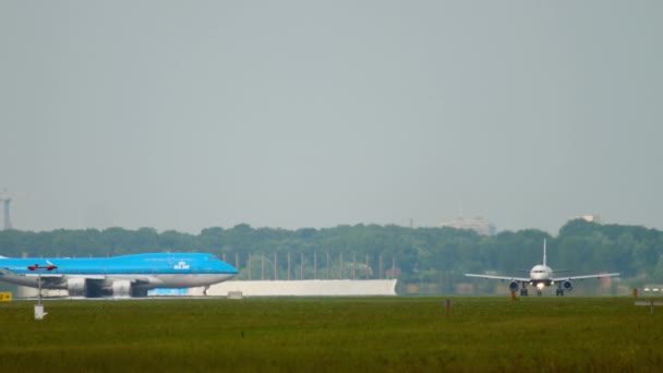 Amsterdam Netherlands Липня 2017 Літак Невідомої Авіакомпанії Прискорюється Зльоту Аеропорту — стокове відео