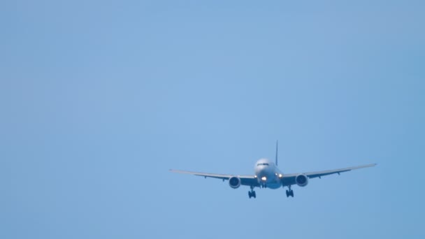 Front View Jet Passenger Plane Blue Sky Airliner Descending Landing — Vídeos de Stock