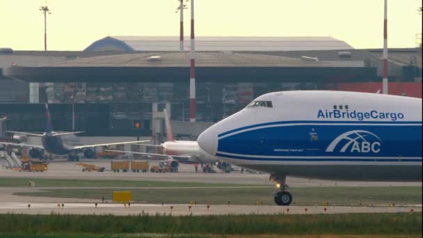 Moscow Russian Federation July 2021 Boeing 747 Airbridgecargo Taxiing Sheremetyevo — Video