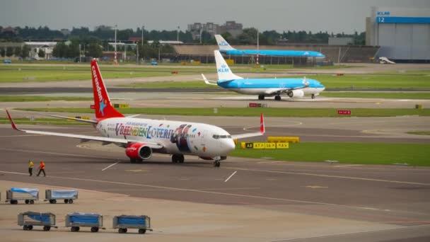 Amsterdam Netherlands July 2017 Boeing 737 Corendon Dutch Airlines Vriendenloterij — Stockvideo