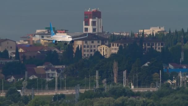 Sochi Russia 2022年7月30日 波贝达航空公司波音737客机接近机场 然后降落在索契机场 旅游和旅行概念 — 图库视频影像