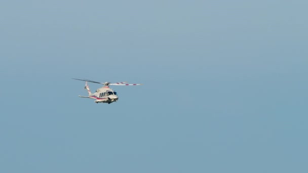 Helikopter Lepas Landas Dan Memanjat Pandangan Depan Tembakan Panjang Helikopter — Stok Video